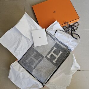 Hermes Avalon III Throw Blanket